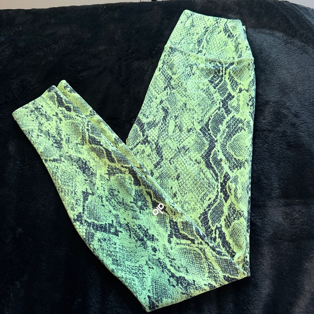 Alo Yoga High-Waist Vapor Snakeskin Leggings in Neon Lime, Size Medium